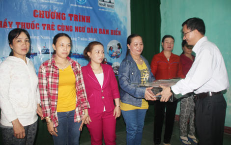 แพทย์รุ่นใหม่เวียดนามอยู่เคียงข้างกับชาวประมง